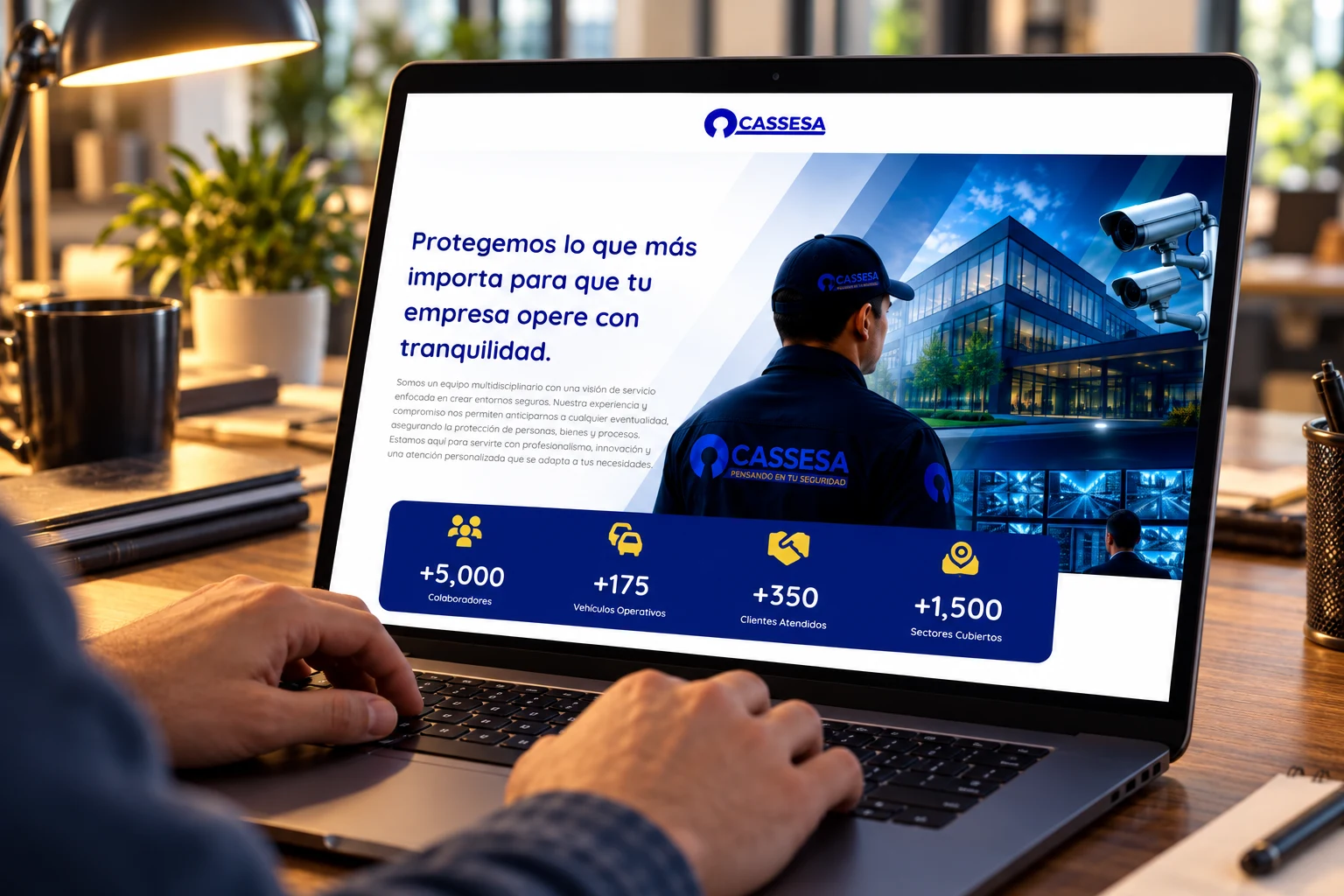 Landing page de Cassesa mostrada en una laptop sobre un escritorio de oficina; desarrollo completo de la landing page por el fundador
