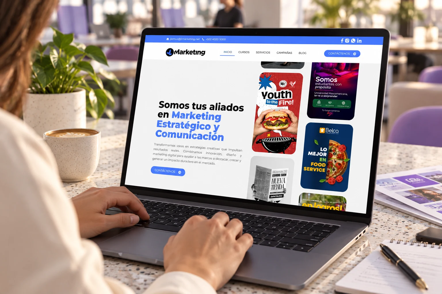 Página de inicio de JL Marketing en un equipo dentro de un espacio de trabajo; experiencia laboral del fundador