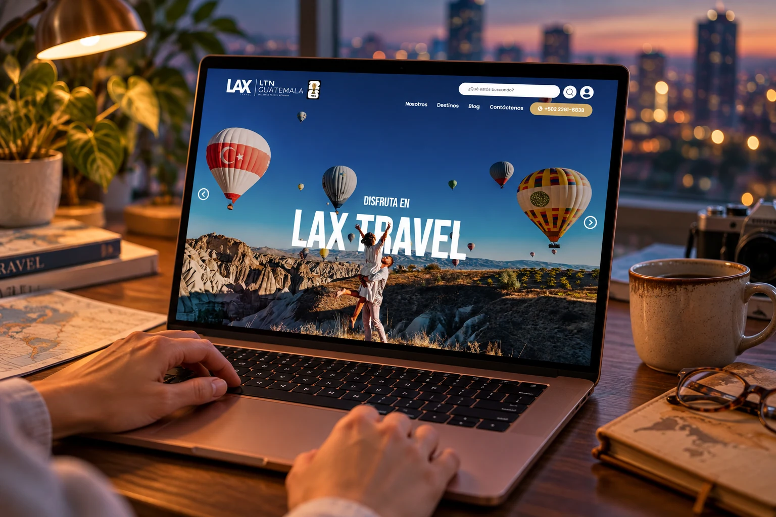 Página de inicio de LAX Travel en un equipo dentro de un espacio de trabajo; experiencia laboral del fundador